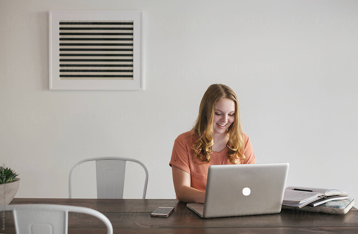Estudiar en línea le permite a los jovenes seguir sus estudios
