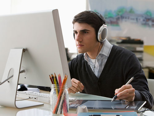 estudiante escuchando música