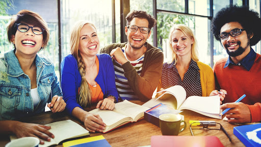 Carreras universitarias con estudiantes felices